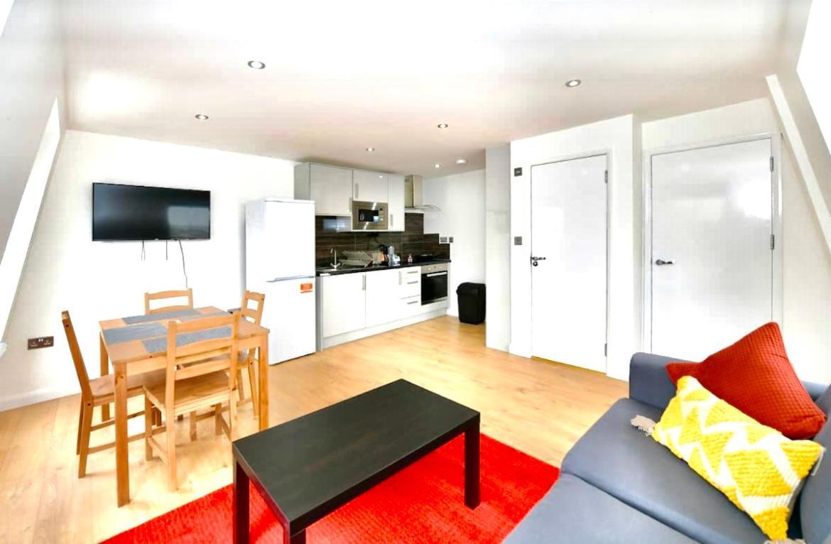 Lovely 2 Bedroom Serviced Penthouse Battersea Park Road London Bagian luar foto